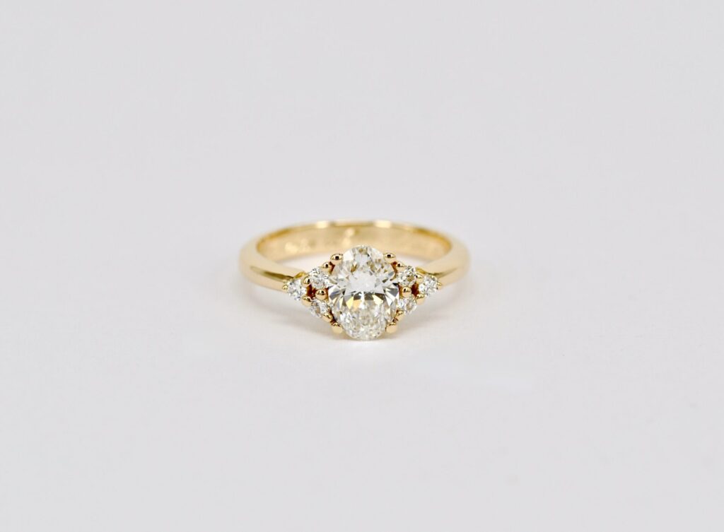 Eleganter mehrsteiniger Verlobungsring im Cluster-Stil von Goldschmiede Stephanie Berger mit mehreren nebeneinander arrangierten Brillanten.