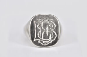 Edler, puristischer Siegelring aus Platin ohne Stein von Goldschmiede Stephanie Berger mit handgraviertem Monogramm.