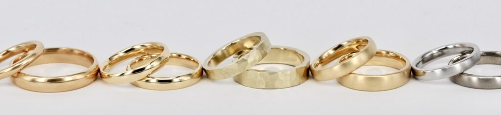 Auswahl verschiedener handgefertigter Eheringe aus unterschiedlichen Edelmetallen der Goldschmiede Stephanie Berger
