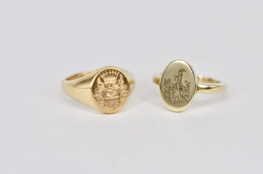 Direktvergleich zweier Ringe von Goldschmiede Stephanie Berger zur Veranschaulichung der Unterschiede zwischen klassischer Handgravur und Lasergravur.