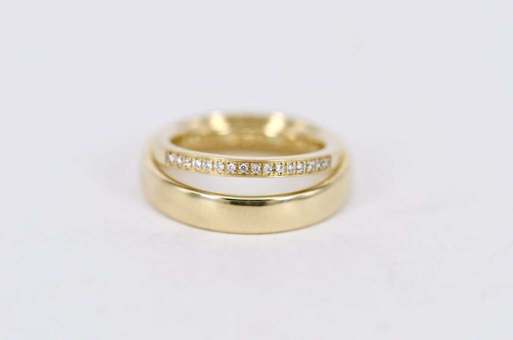 Paar Eheringe aus Gold von Goldschmiede Stephanie Berger, Damenring als rundum mit weißen Brillanten besetzter Memoirering.