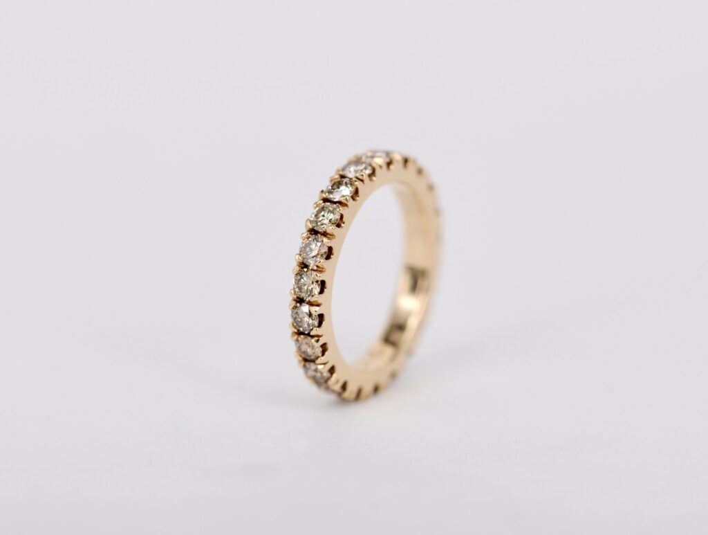 Handgefertigter Memoire-Ring aus Roségold von Goldschmiede Stephanie Berger, rundherum besetzt mit cognacfarbenen, braunen Brillanten.