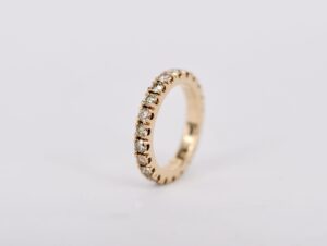 Handgefertigter Memoire-Ring aus Roségold von Goldschmiede Stephanie Berger, rundherum besetzt mit cognacfarbenen, braunen Brillanten.