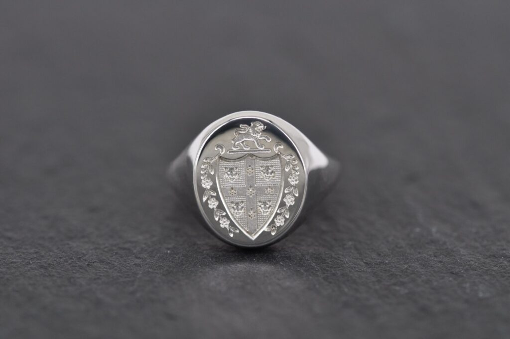 massiver Siegelring aus Weißgold mit Wappengravur direkt im Metall