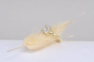 Individuell nach Kundenwunsch angefertigter Verlobungsring aus Echtgold von Goldschmiede Stephanie Berger mit einem edlen 1-Karat-Diamanten im Emerald-Schliff.