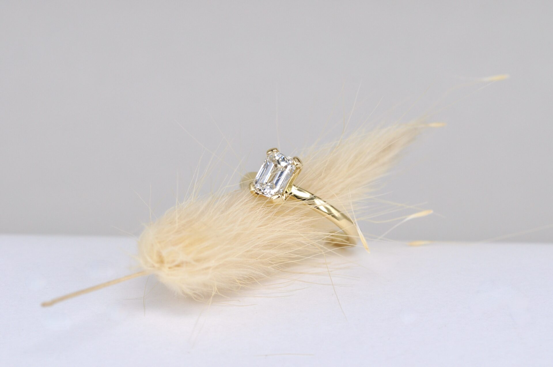 Eleganter Verlobungsring von Goldschmiede Stephanie Berger mit einem 1-Karat Diamant im Treppenschliff (Emerald Cut).