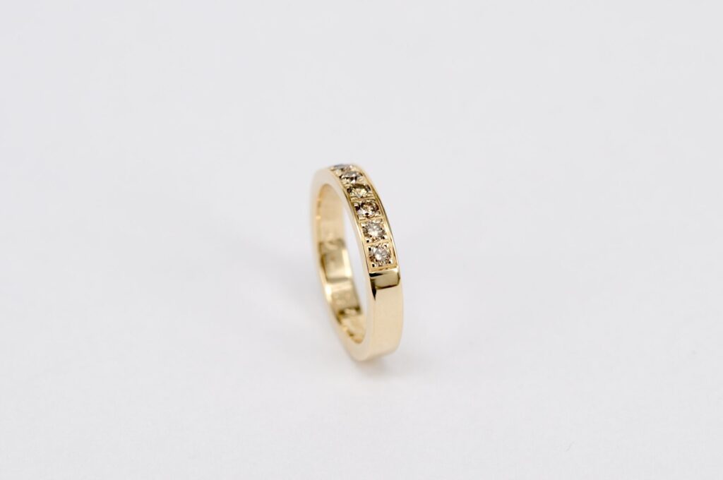 Handgefertigter, halb ausgefasster Memoire-Ring aus Roségold von Goldschmiede Stephanie Berger mit edlen champagnerfarbenen Brillanten.