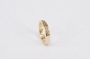Handgefertigter, halb ausgefasster Memoire-Ring aus Roségold von Goldschmiede Stephanie Berger mit edlen champagnerfarbenen Brillanten.