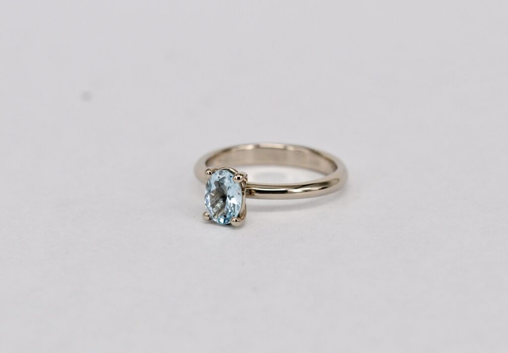Weißgold Verlobungsring und ovaler Aquamarin