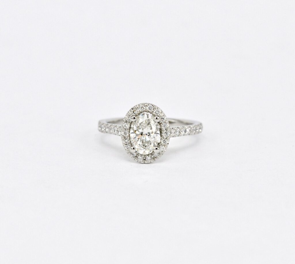 Handgefertigter Halo Ring aus Platin mit ovalem 1 Karat Diamant und brillantbesetzter Ringschiene.
