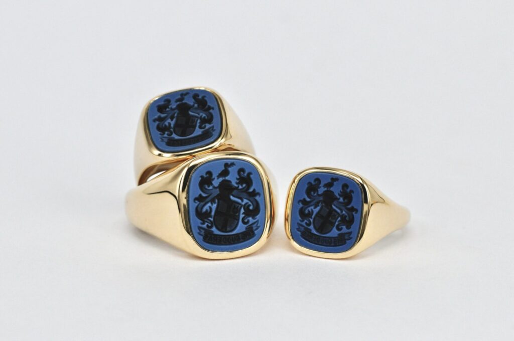 Drei individuelle Siegelringe von Goldschmiede Stephanie Berger in edler Ausführung mit blauen Lagensteinen und Handgravur.