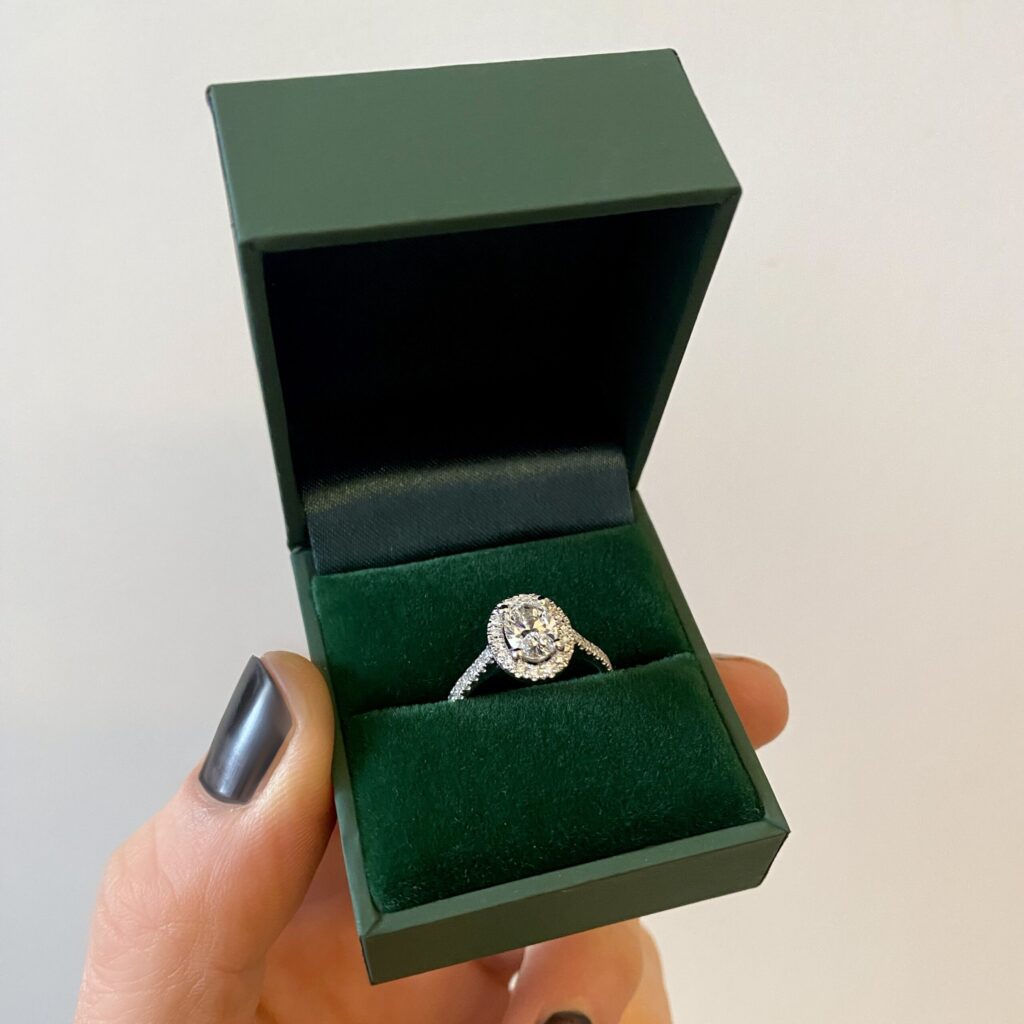 Fertiger Halo-Verlobungsring von Goldschmiede Stephanie Berger, präsentiert in einer hochwertigen Schmuckschachtel für den Heiratsantrag.