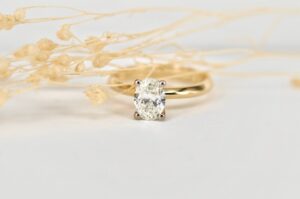 Handgefertigter Verlobungsring mit ovalem Diamanten aus Gold