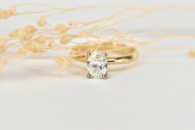 Handgefertigter Verlobungsring mit ovalem Diamanten aus Gold