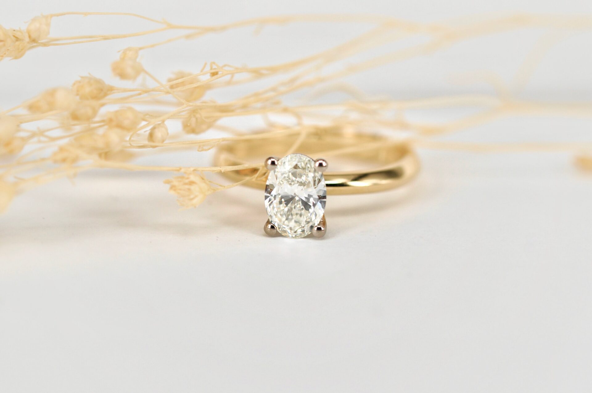 Handgefertigter Verlobungsring mit ovalem Diamanten aus Gold