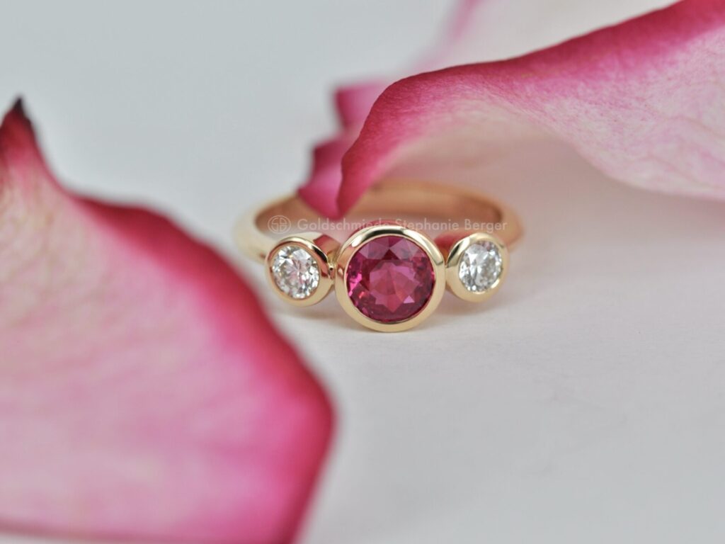 Trilogie Ring mit Zargenfassung Goldschmiede Stephanie Berger
