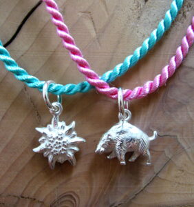 moderner Schmuck zum Oktoberfest und Jagd