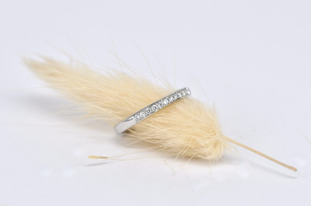 Ein eleganter Memoirering aus Weißgold, rundum besetzt mit funkelnden Brillanten, handgefertigt von Goldschmiede Stephanie Berger.