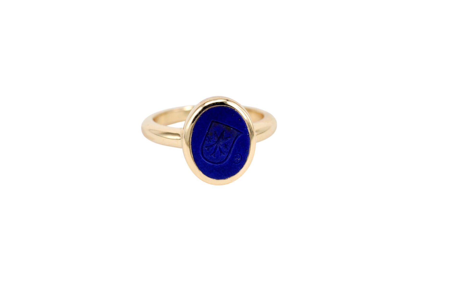 Handgefertigter Gold-Siegelring von Goldschmiede Stephanie Berger mit Lapis Lazuli, angesetzter Ringschiene und individuell graviertem Wappenschild.