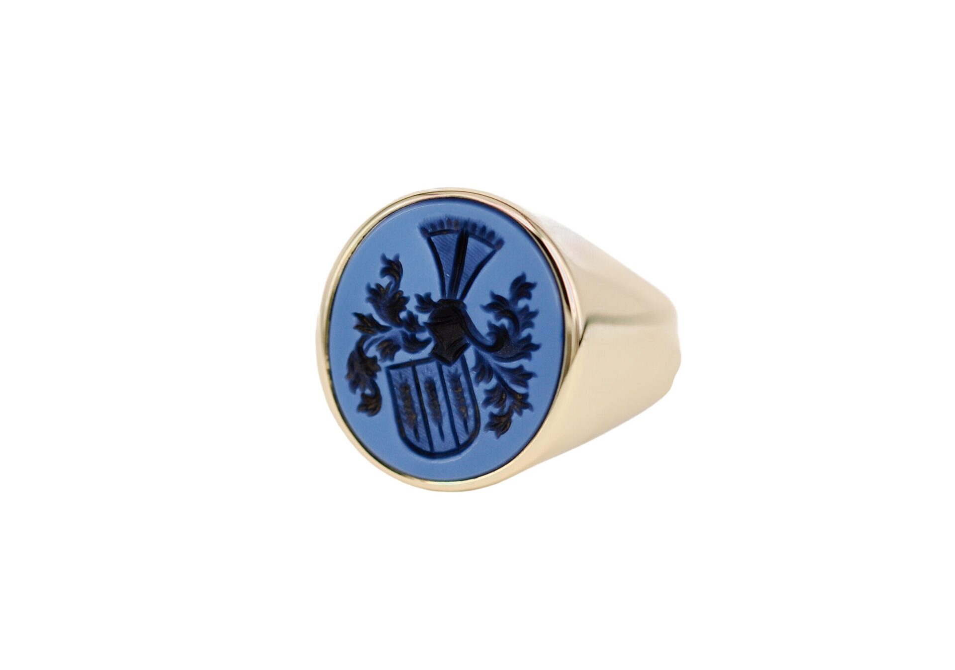 Massiver Gelbgold-Siegelring von Goldschmiede Stephanie Berger mit breiter Ringschiene und blauem Lagenstein.