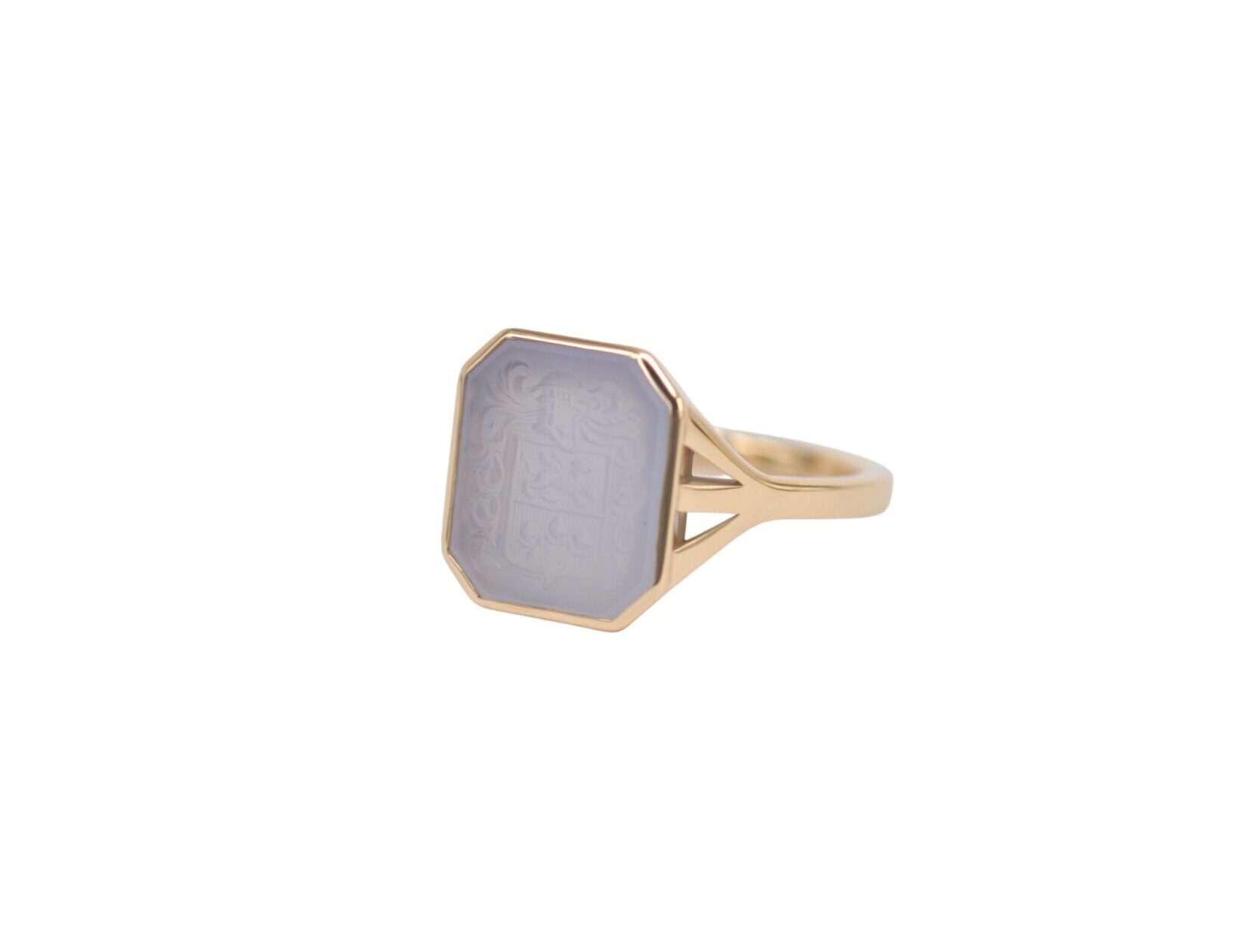 Massiver Gelbgold-Siegelring von Goldschmiede Stephanie Berger mit geteilter Ringschiene und achteckig geschliffenem blauem Achat.
