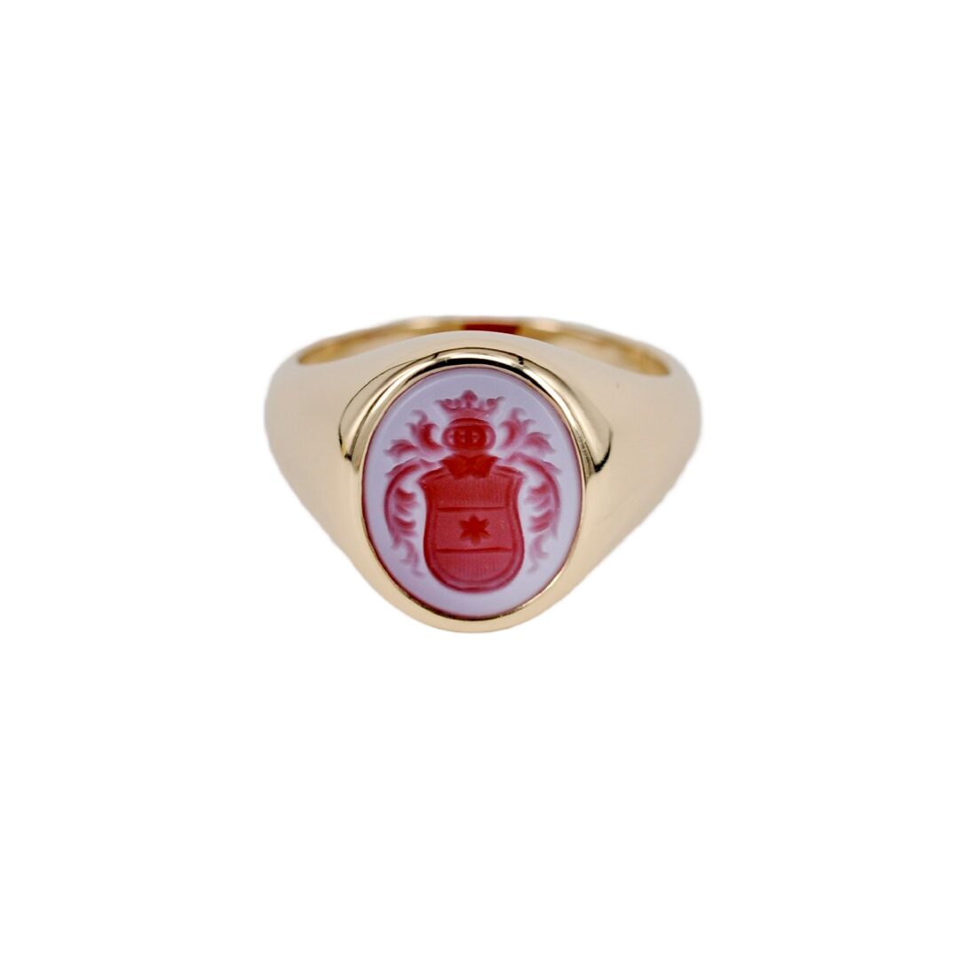 Handgefertigter Siegelring aus warmem Roségold von Goldschmiede Stephanie Berger, besetzt mit einem zweifarbigen, rot-blauen Lagenstein.
