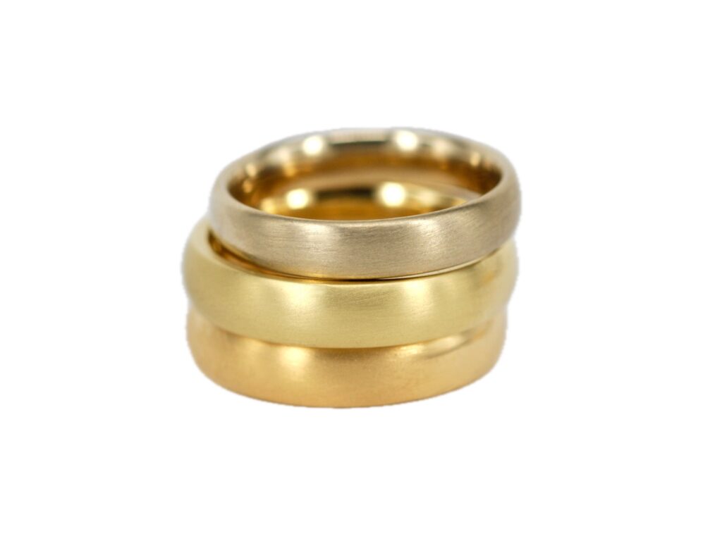 Übersicht verschiedener gelber Goldlegierungen: Vergleich von Gelbgold 585, Gelbgold 750 und dem sanften Farbton Champagnergold der Goldschmiede Stephanie Berger.