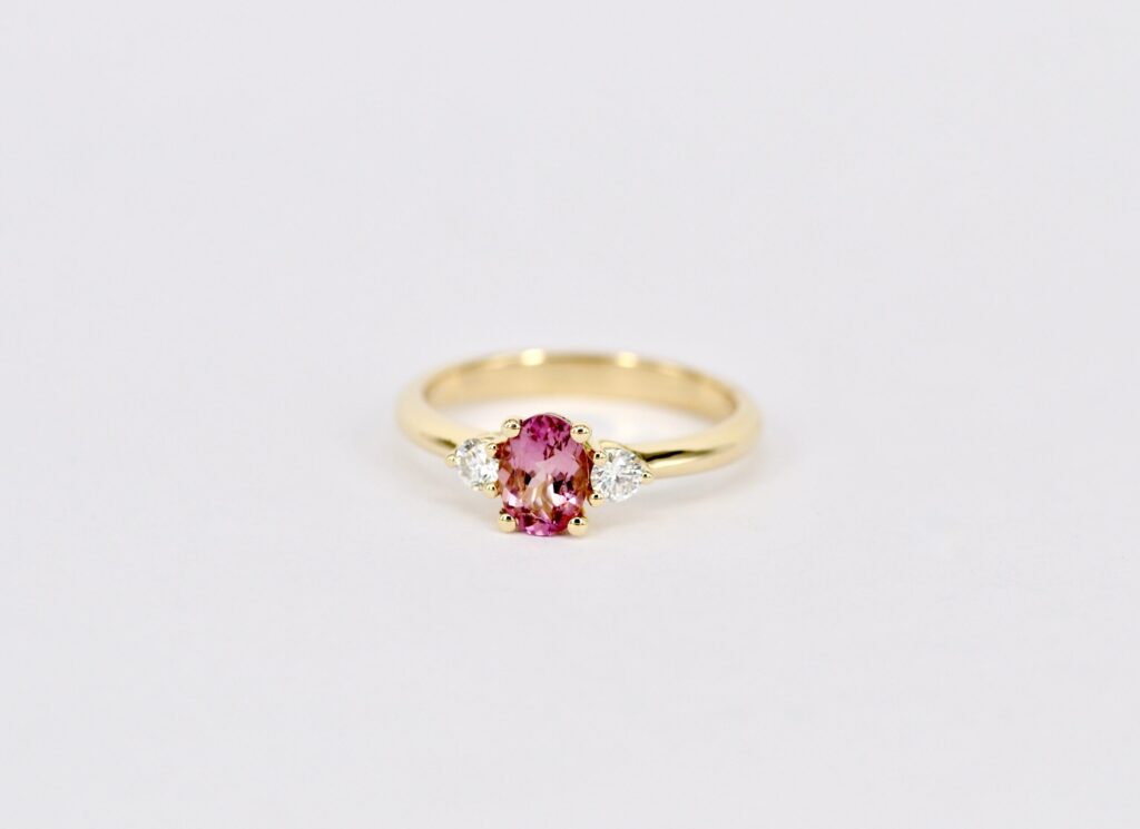 Trilogie-Verlobungsring aus Gelbgold mit 2 Brillanten und 1 rosa Turmalin Brillanten aus der Goldschmiede München