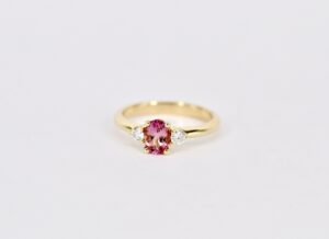 Trilogie-Verlobungsring aus Gelbgold mit 2 Brillanten und 1 rosa Turmalin Brillanten aus der Goldschmiede München