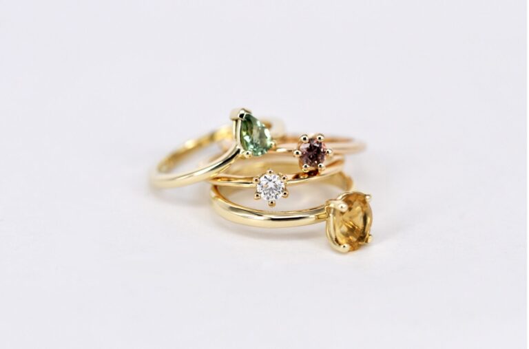Auswahl verschiedener handgefertigter Verlobungsringe der Goldschmiede Stephanie Berger in unterschiedlichen Designs und Edelmetall-Varianten.