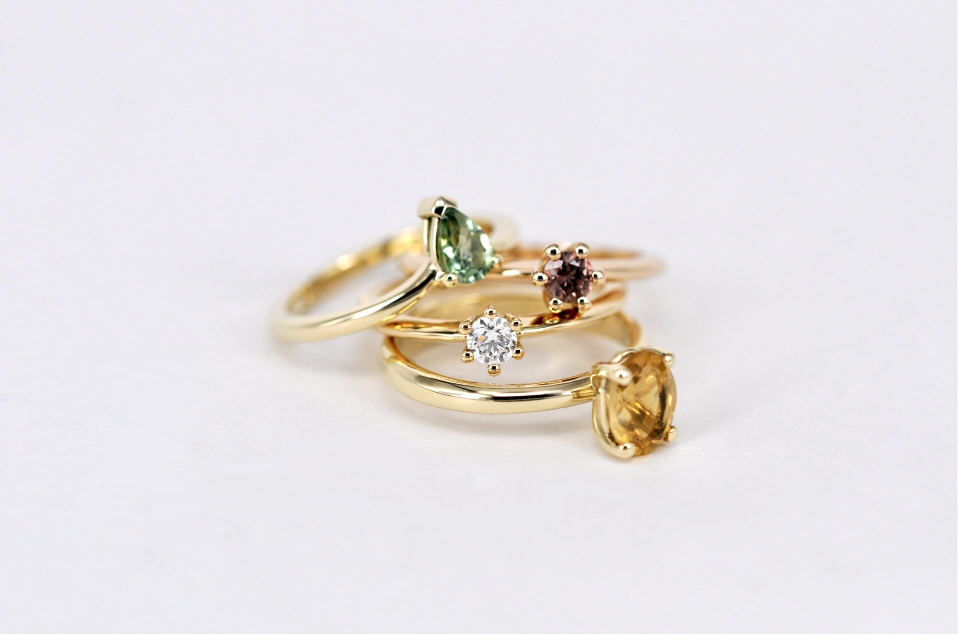 Auswahl verschiedener handgefertigter Verlobungsringe der Goldschmiede Stephanie Berger in unterschiedlichen Designs und Edelmetall-Varianten.