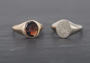 Vergleich Siegelring mit Stein und Siegelring ohne Stein aus Gold