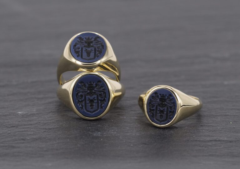 Drei goldene Wappenringe mit blauem Lagenstein von der Goldschmiede Stephanie Berger