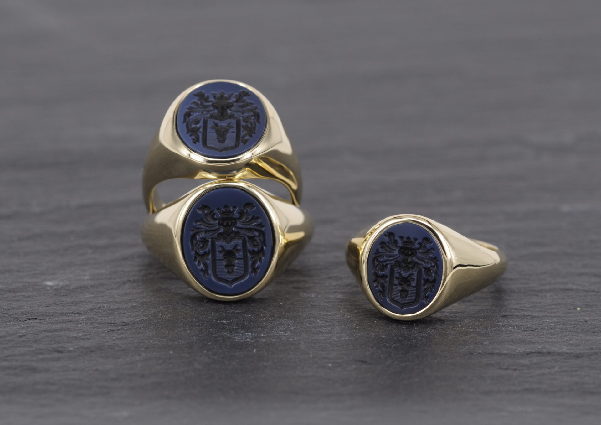 Drei goldene Wappenringe mit blauem Lagenstein von der Goldschmiede Stephanie Berger