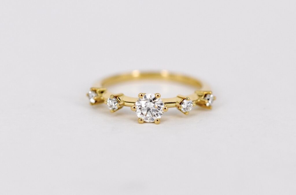 Cluster Mehrstein Ring aus Gold mit Brillanten von Goldschmiede Stephanie Berger