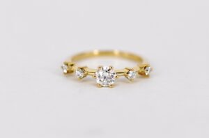 Cluster Mehrstein Ring aus Gold mit Brillanten von Goldschmiede Stephanie Berger