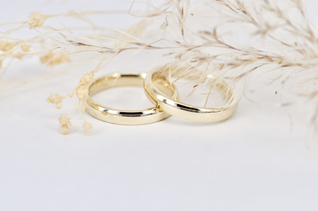 Paar handgefertigter Eheringe aus meisterlicher Handarbeit von Goldschmiede Stephanie Berger.