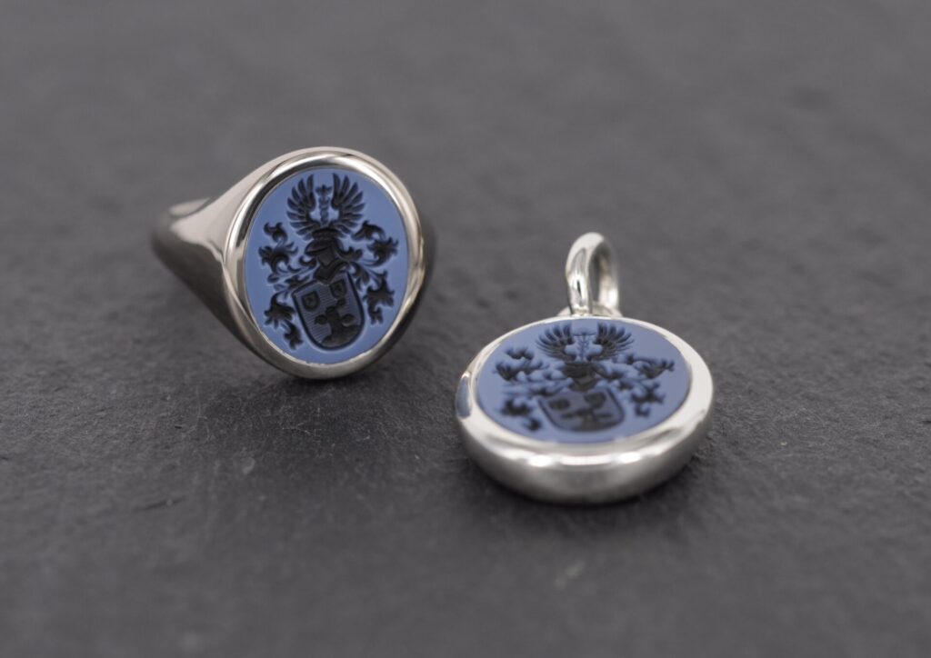 Wappenschmuck Siegelring Anhaenger von Goldschmiede Stephanie Berger
