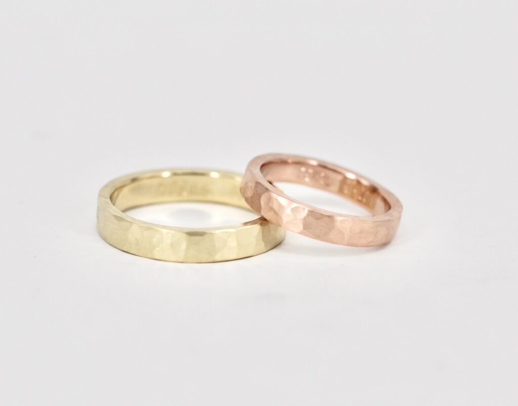individuelle Eheringe aus Gelbgold und Rotgold mit Hammerschlag.